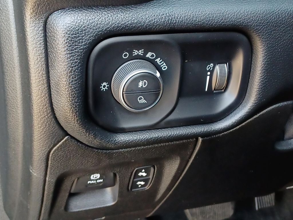2020 RAM 1500 Big Horn Crew Cab 4x4 5'7' Box