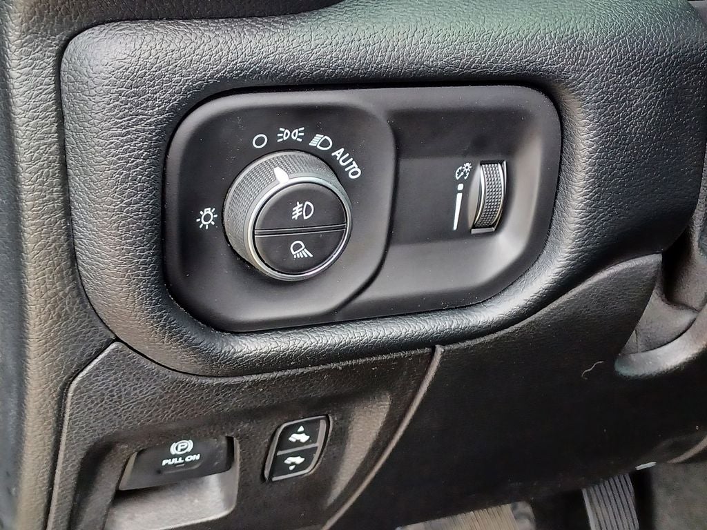 2020 RAM 1500 Big Horn Crew Cab 4x4 5'7' Box